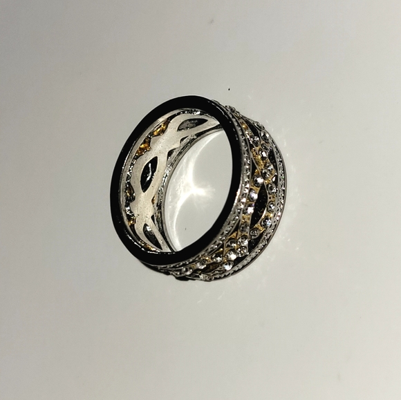 Beautiful ring - Picture 2 of 2